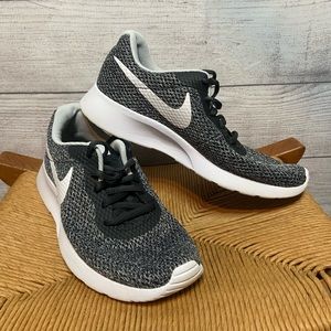 NIKE Women Tanjun SE Shoe in Anthracite